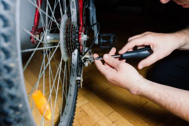Bisiklet lastiğini aletlerle tamir eden tamirci, fotoğrafı kapat.