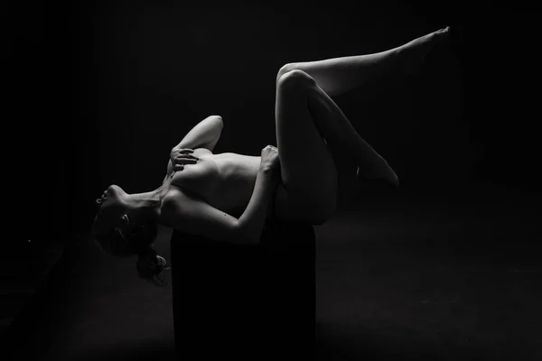 黒い背景に隔離された穏やかな魅惑的なトップレスプランプの女性の写真 — ストック写真