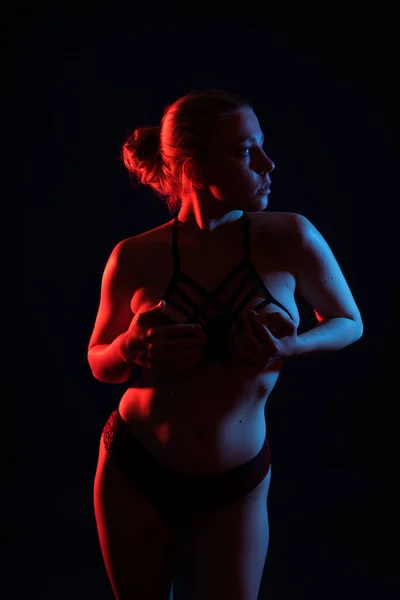 Fénykép Egy Szelíd Csábító Topless Kövér Hölgy Elszigetelt Fekete Háttér — Stock Fotó