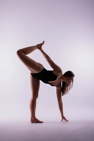 Seitenansicht Einer Schönen Schlanken Jungen Frau Beim Training Yoga Oder — Stockfoto