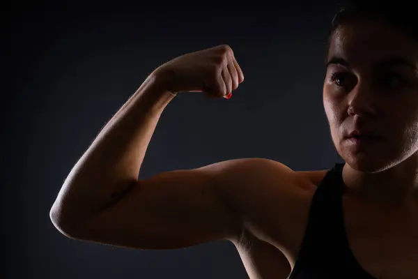 Közelkép Vissza Izmokkal Edzés Után Női Testépítő Tökéletes Bicepsszel — Stock Fotó