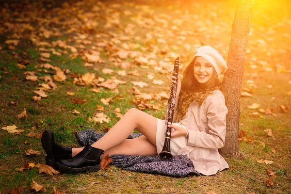 Jovem Menina Atraente Com Clarinete Parque Outono — Fotografia de Stock