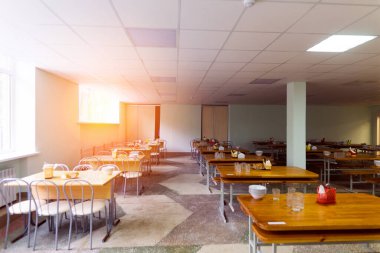 Sandalyeler ve masalar. Yemek salonu karantinaya alındı..