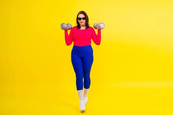 stock image Sporty plump woman doing an exercises with dumbbells. Sports motivation and healthy lifestyle