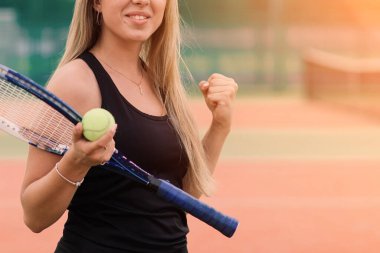 Tenis turnuvası. Kil tenis kortunda bayan oyuncu