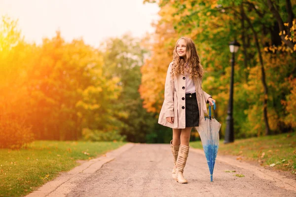 Mladý Atraktivní Usmívající Dívka Pod Deštníkem Podzimním Lese — Stock fotografie