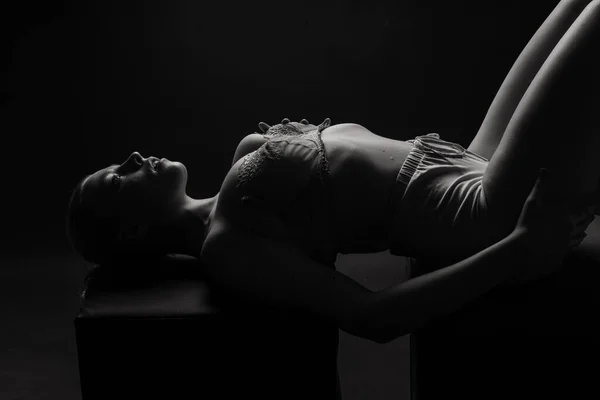 Mujer Rubia Regordeta Seductora Desnuda Sobre Fondo Oscuro Con Luces —  Fotos de Stock