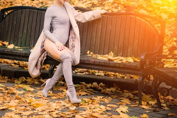 Молода Красива Темноволоса Жінка Стрункою Фігурою Позує Білизні Класичним Пальто — стокове фото