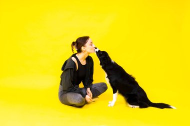 İnsanlar ve hayvanlar arasındaki arkadaşlık, bir stüdyo çekimi, aşk, şefkat, sıcak duygu ve duygu.