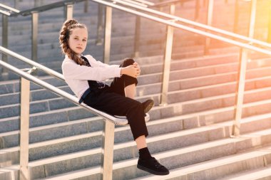 Genç kız telefonda konuşuyor, mutlu gülümsüyor, eğleniyor, sonbahar şehri.