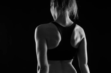 Stüdyoda poz veren genç bir kadın. Spor giyim ve yoga kıyafetleri reklamı. Sağlıklı yaşam tarzı, spor