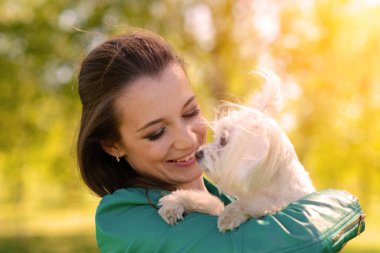 Köpeği olan genç bir kız. Yavru köpek sahibi ile koşuyor. Arkadaşlık, hayvan ve özgürlük kavramı.