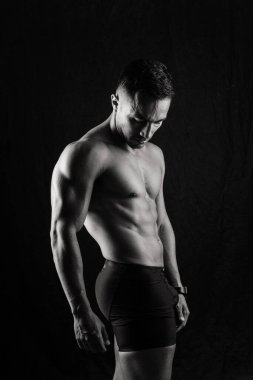 Güzel erkek gövdesi, kaslı vücut geliştirici pozu. Bir sporcunun baştan çıkarıcı portresi.