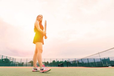 Tenis turnuvası. Kil tenis kortunda bayan oyuncu