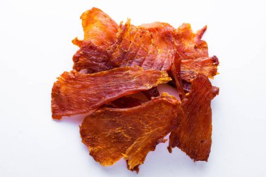 Kurutulmuş et parçaları beyaz ve siyah arkaplanda izole edilmiş.