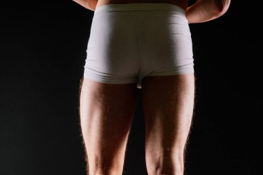 Cinsel vücutta külot. Erkek ya da kaslı seksi maço, beyaz iç çamaşırı giyen bir sporcu..