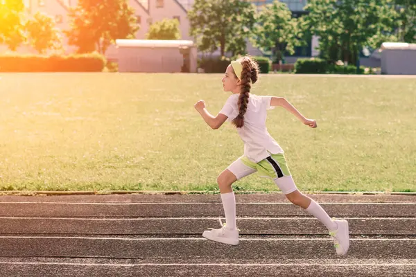 Dziewczyna Biegająca Słoneczny Letni Wieczór Leżąca Bieżni Stadionie Trening Fizyczny Obrazy Stockowe bez tantiem