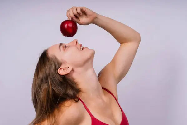 Обрізана Спортивна Жінка Добре Пристосованим Тілом Тримає Яблуко Здорову Їжу — стокове фото