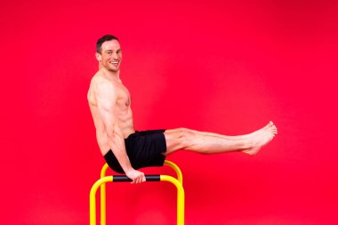 Erkek jimnastikçi paralel barlarda amuda kalkıyor.