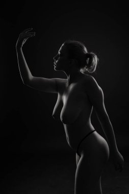 Karanlık bir arka planda güzel bir kadının sade portresi.