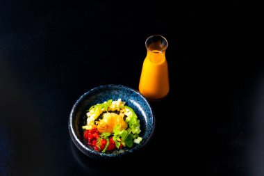 Ceviche, deniz mahsulü pilav ve balık chicharron. Deniz ürünleri üçlüsü.