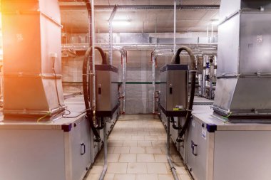 Bir sürü borusu, pompası ve vanası olan endüstriyel gaz kazanı.