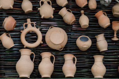 Seramik kil terakotta sürahi, saksı, vazo, el yapımı seramik sokak mağazasında mutfak hatıraları..