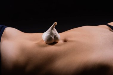 Sarımsak döşeyen bir kadının göbeğini kapat.