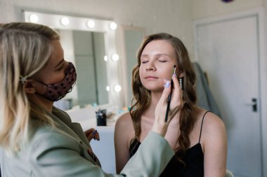 Profesyonel makyaj ustası tarafından başvurulan kadın. Güzellik kulübü konsepti