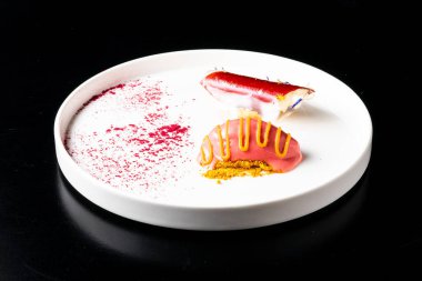 İtalyan Sicilyalı cannolo tatlısı beyaz bir tabak makroyla kaplanmış, kabuklu ve ricotta peynirli.