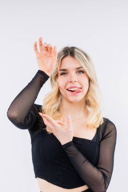 Geometri dersi için ölçü alan kız öğrenci, ölçüm aletleri. Öğrenci matematiği çalışıyor.