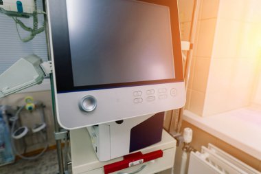 Modern bir klinikte ekipmanlı yeni bir ameliyathane.