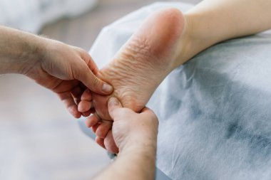 Genç şişman kadın masaj yaptırıyor bir günlük kaplıca dolabında.