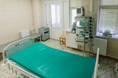 Modern bir klinikte ekipmanlı yeni bir ameliyathane.