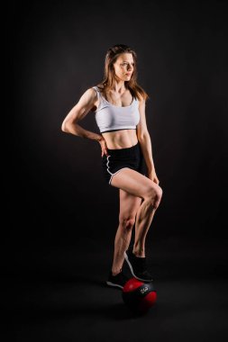 Güçlü bir kadın medikal toplarla egzersiz yapar. Kuvvet ve motivasyon.