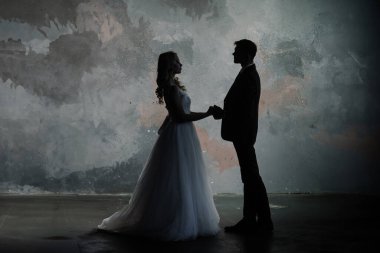 Düğün çifti siluetinin resim stüdyosu renkli arka planda gelin ve damadın fotoğrafı. Sanat Düğünü stili.