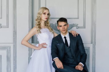 Klasik bir stüdyonun içinde sevimli bir evlilik çifti. Öpüşüyorlar ve sarılıyorlar..