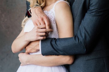 Klasik bir stüdyonun içinde sevimli bir evlilik çifti. Öpüşüyorlar ve sarılıyorlar..