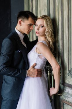 Klasik bir stüdyonun içinde sevimli bir evlilik çifti. Öpüşüyorlar ve sarılıyorlar..