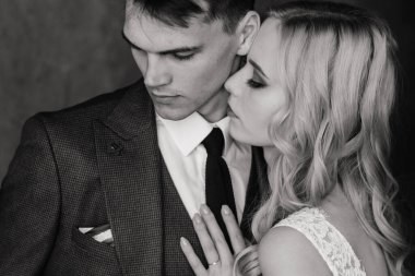 Klasik bir stüdyonun içinde sevimli bir evlilik çifti. Öpüşüyorlar ve sarılıyorlar..