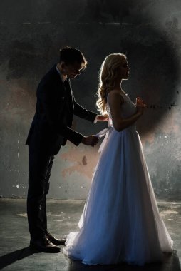 Düğün çifti siluetinin resim stüdyosu renkli arka planda gelin ve damadın fotoğrafı. Sanat Düğünü stili.