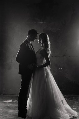 Düğün çifti siluetinin resim stüdyosu. Damat ve gelin arka planda..