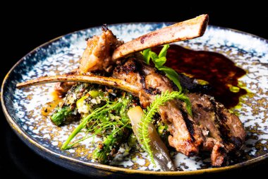 Izgara yiyecekler. Maydanozlu kuzu pirzolası, beyaz turp ve bakkal.