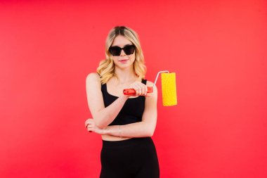 Genç zihniyetli işçi işçi kadın paten fırçası boyası seçiyor.