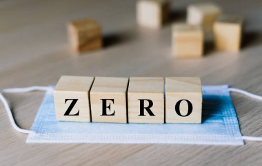 Sıfır numaralı tahta bloklu mavi cerrahi yüz maskesi. Coronavirus. Sıfır covid çin, Tıbbi konsept.