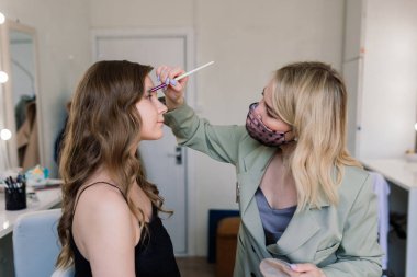 Makyöz stüdyoda modelle çalışıyor.