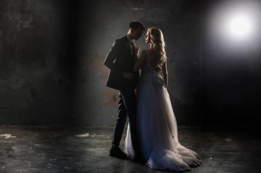 Klasik bir stüdyonun içinde sevimli bir evlilik çifti. Öpüşüyorlar ve sarılıyorlar..