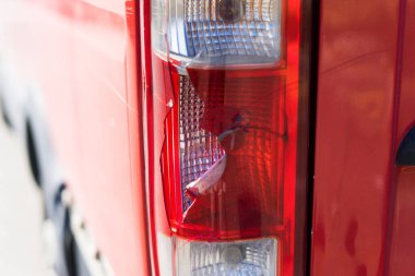 Eski terk edilmiş arabanın farları. Eski kırık far. Araba vucudunda bozulma, paslanma, göçükler