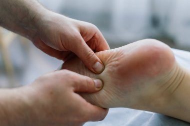 Şişman kadın için selülit önleyici ayak masajı. Kişisel bakım, kilo kaybı, diyet. Yakın plan..