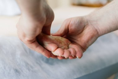 Şişman kadın için selülit önleyici ayak masajı. Kişisel bakım, kilo kaybı, diyet. Yakın plan..